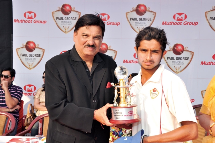 Shri-Shammi-Narang-Awarding Students