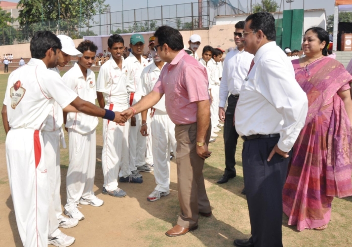 Yashpal-Sharma-Greets-the-Students--