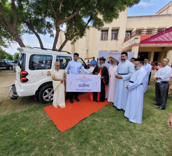 The-Muthoot-Group-donates-Mahindra-Scorpio-Photo