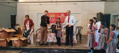 distributes-school-bags-2