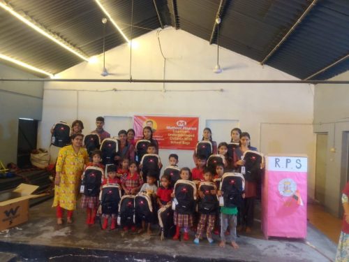 distributes-school-bags-3