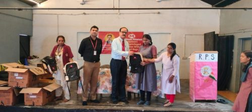 distributes-school-bags